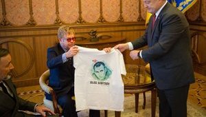 Порошенко подарил Элтону Джону футболку с изображением Савченко, Сенцова и Кольченко. ФОТОрепортаж