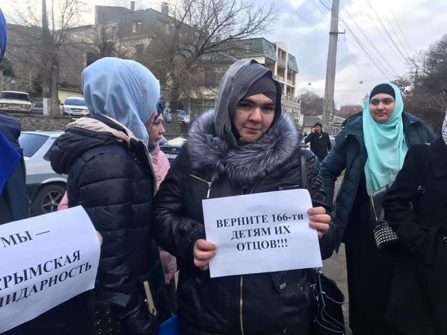 Папірців боїтеся? - окупанти затримали учасника флешмобу на підтримку заарештованих кримськотатарських активістів Таїра Ібрагімова 07