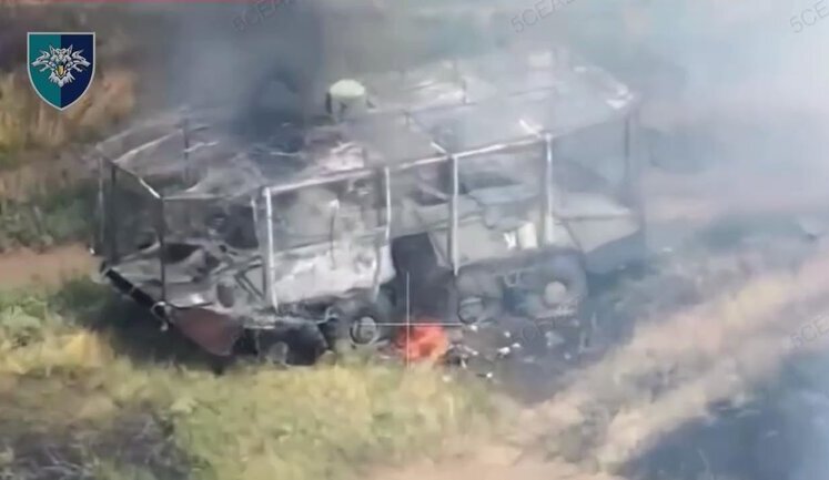 Морські піхотинці ударом дрона-камікадзе знищили російський бронетранспортер. ВIДЕО