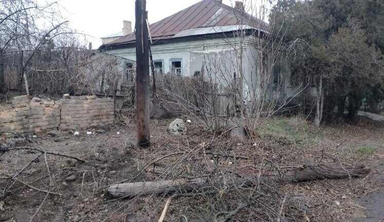 В течение дня россияне атаковали Никопольщину дронами-камикадзе, повреждены дома и магазин. ФОТОрепортаж