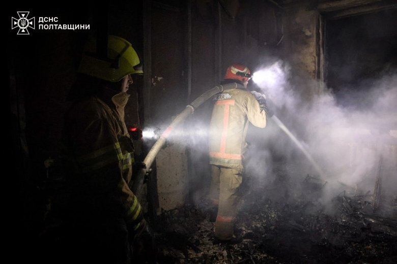 У Полтаві ліквідували пожежу в адмінбудівлі після нічного удару РФ