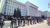 "Зупинимо капітуляцію": під ОП кордони поліції, підійшов Нацкорпус, почалися сутички. ФОТОрепортаж і ТЕКСТОВА ОНЛАЙН-ТРАНСЛЯЦІЯ