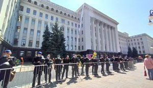 "Зупинимо капітуляцію": під ОП кордони поліції, підійшов Нацкорпус, почалися сутички. ФОТОрепортаж і ТЕКСТОВА ОНЛАЙН-ТРАНСЛЯЦІЯ