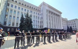 "Зупинимо капітуляцію": під ОП кордони поліції, підійшов Нацкорпус, почалися сутички. ФОТОрепортаж і ТЕКСТОВА ОНЛАЙН-ТРАНСЛЯЦІЯ