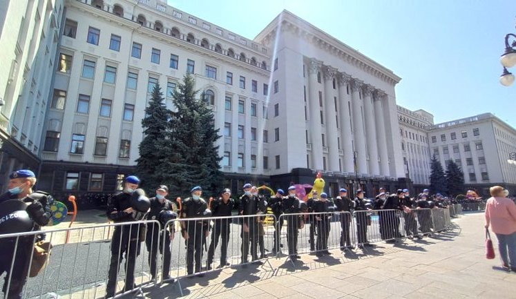 "Зупинимо капітуляцію": під ОП кордони поліції, підійшов Нацкорпус, почалися сутички. ФОТОрепортаж і ТЕКСТОВА ОНЛАЙН-ТРАНСЛЯЦІЯ