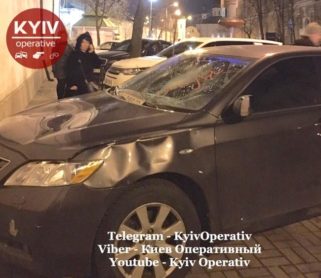 Мужчина изувечил автомобиль, полностью перекрывший тротуар возле Киево-Печерской Лавры 01