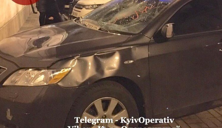 Чоловік понівечив автомобіль, що повністю перекрив тротуар біля Києво-Печерської Лаври. ФОТОрепортаж