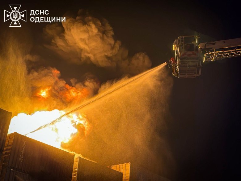 Атака шахедів на Одещину: масштабні пожежі