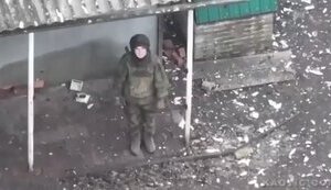 Російська військовослужбовиця просить український дрон не атакувати її. ВIДЕО