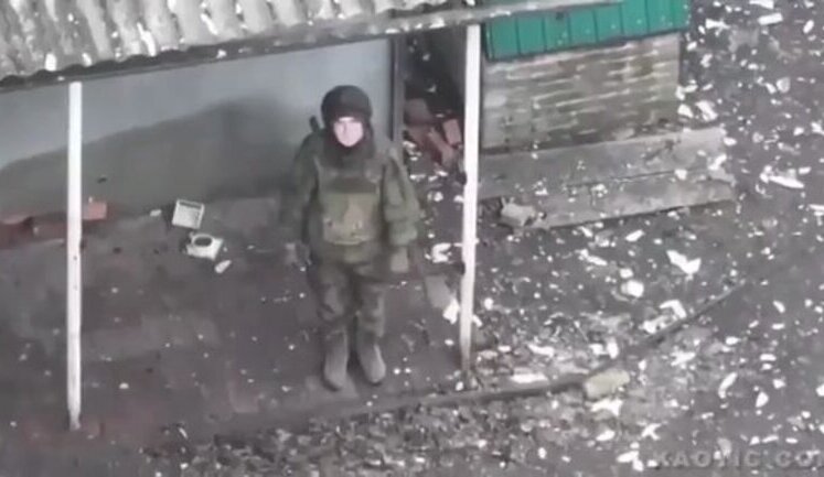 Російська військовослужбовиця просить український дрон не атакувати її. ВIДЕО