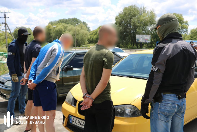 Двох слідчих із Мелітополя підозрюють у вимаганні $10 тисяч у підприємниці за закриття сфабрикованої справи, - ДБР 06