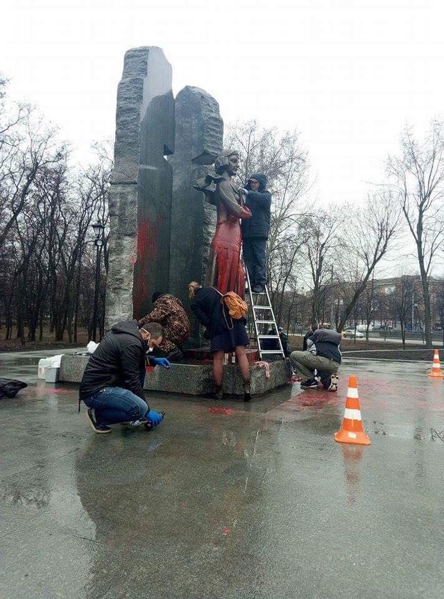 Активісти відмили київський памятник поетесі Телізі, розмальований вандалами 05 Активісти відмили київський памятник поетесі Телізі, розмальований вандалами 05