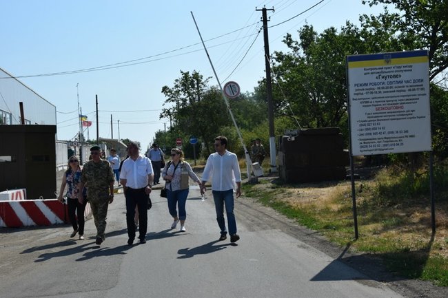 КПВВ Гнутово в районе проведения ООС посетила официальная делегация из Грузии 02