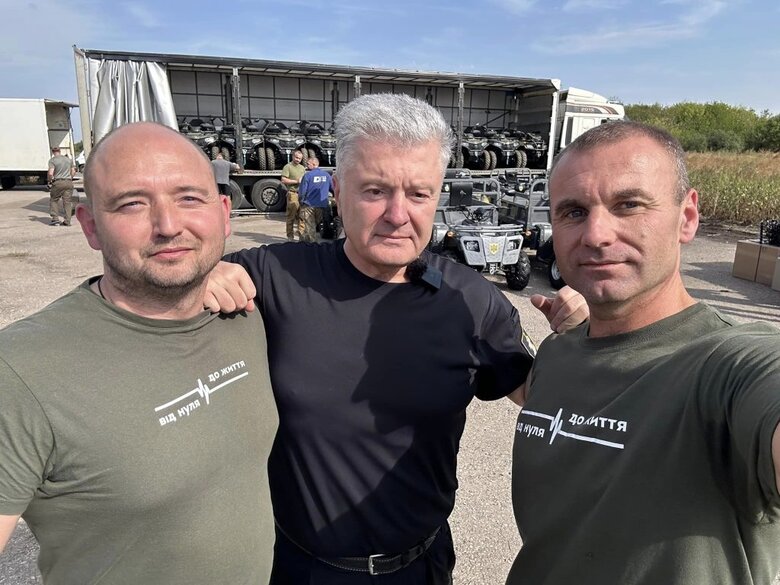 Порошенко передав захисникам на Покровському напрямку FPV-дрони, РЕБ та авто