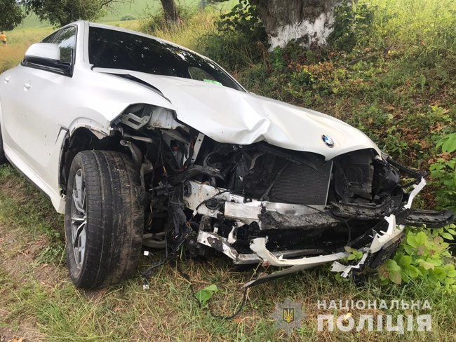 BMW выбросило на обочину после столкновения: иномарка, за рулем которой была беременная, после ДТП насмерть сбила двух женщин 02
