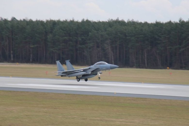 Американські винищувачі F-15 прибули до Польщі 01