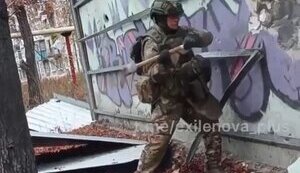Окупанти молотом розбивають стіну магазину, щоб пограбувати його: "Вот это я понимаю - воин, нах#й! Работаем, братья, работаем!". ВIДЕО