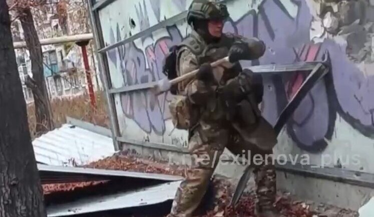 Окупанти молотом розбивають стіну магазину, щоб пограбувати його: "Вот это я понимаю - воин, нах#й! Работаем, братья, работаем!". ВIДЕО