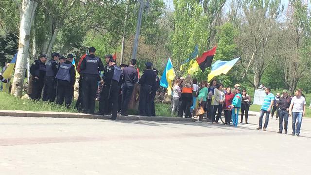 У Херсоні поліція розборонила мітингувальників, які билися 03 У Херсоні поліція розборонила мітингувальників, які билися 03