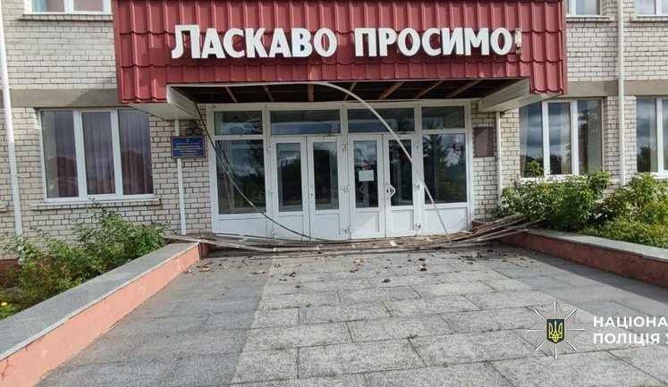 Росія атакувала школу та магазин на Чернігівщині: поранених немає. ФОТОрепортаж