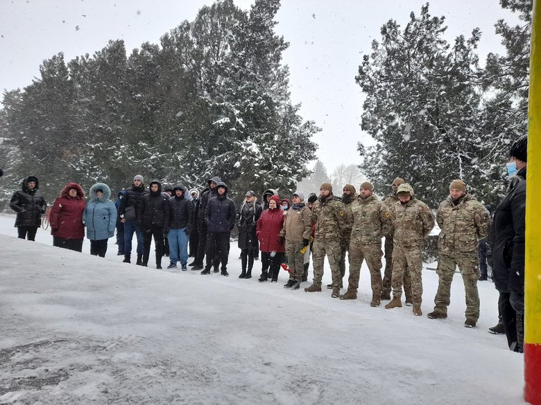 Меморіальну дошку воїну Азова Едуарду Шахову, вбитому російським снайпером на Донбасі, відкрили на Херсонщині 17