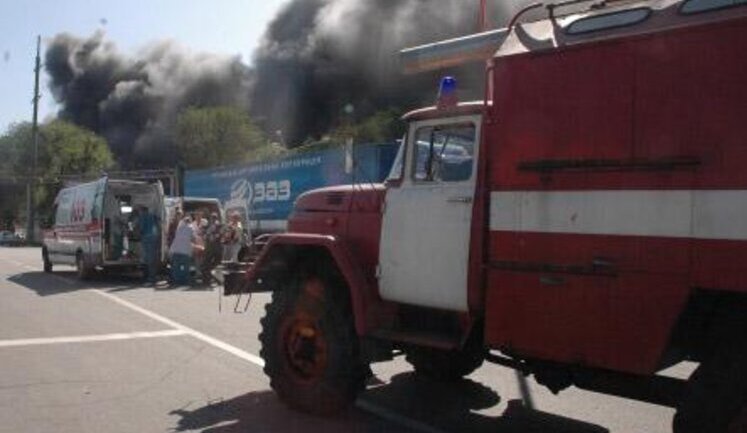 Пожар на заводе ЗАЗ: горит 300 метров одного из цехов. Есть пострадавшие. ФОТОрепортаж.