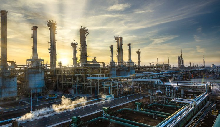 Один з найбільших світових нафтопереробних заводів в ОАЕ зупинив роботу через атаку дронів, – Bloomberg