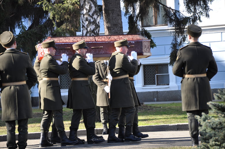 В Києві попрощалися із загиблим внаслідок російського обстрілу розвідником 30-ї ОМБр Антоном Сидоровим 09