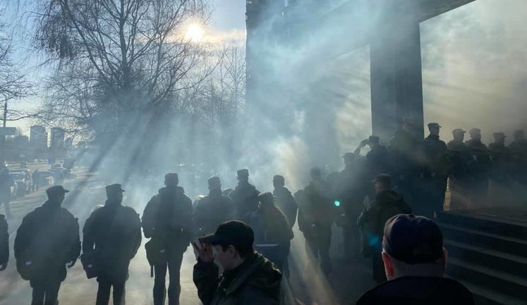 Дим, сирени і спецтехніка: під будівлею ВАКС силовики провели навчання і відбили спробу штурму. ВІДЕО+ФОТОрепортаж