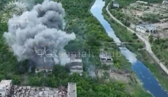 Пілоти Су-27 знищили будівлю зі скупченням окупантів, боєкомплект і два мотоцикли на Сході