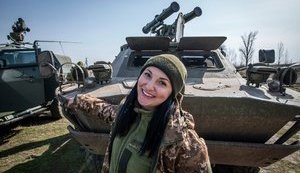Женщин-представителей многих популярных профессий обязали стать на военный учет