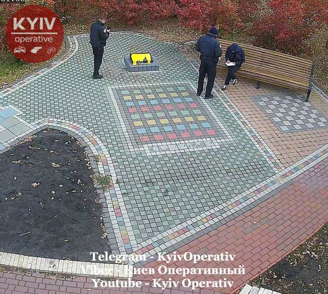 Вандали залили жовтою фарбою памятний знак воїнам АТО у Києві 01