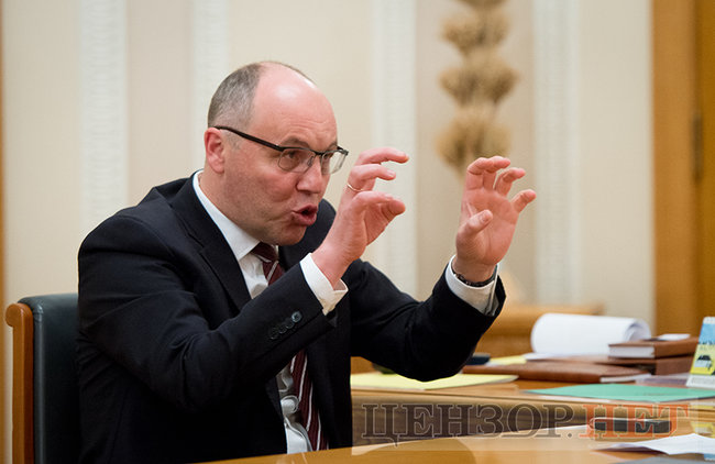 Андрій Парубій: Багатьом хотілося б закрити очі і зануритися в сон. Де Свати, де Слуга народу, де Квартал-95, де КВН. Нібито війни, смертельної небезпеки не існує! Але воно нікуди саме не подінеться 04