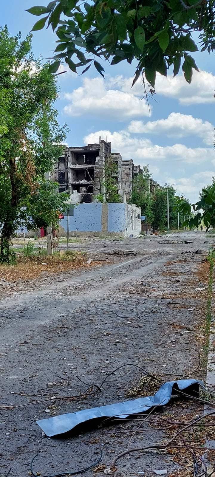 Войска РФ атакуют Лисичанский НПЗ, удерживают его часть. Обстрелы очень плотные, уничтожают дом за домом, - Гайдай 07