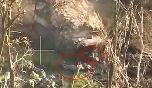 Russian infantry fighting vehicle crushed two of its infantrymen from Buryatia, trying in vain to leave battlefield. VIDEO