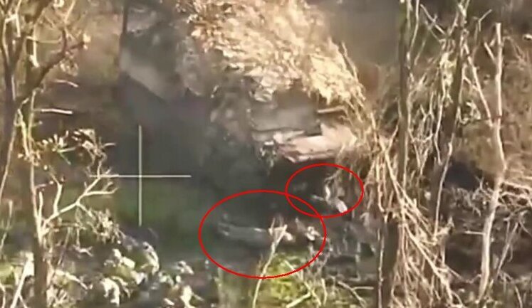 Russian infantry fighting vehicle crushed two of its infantrymen from Buryatia, trying in vain to leave battlefield. VIDEO