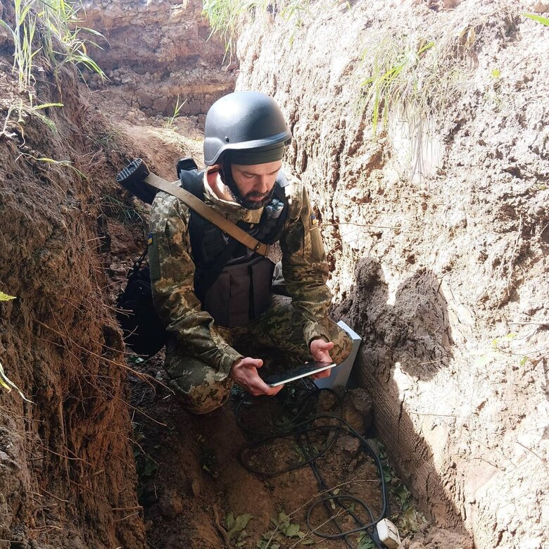 Філософ і артилерист Олександр Комаров:Чому пішов на фронт? Мотивацій – безліч. Я вільна людина, в тоталітарному суспільстві моя діяльність неможлива. Згадати хоча б цей псевдоісторичний путінський монолог. От як на це реагувати? Битися 10