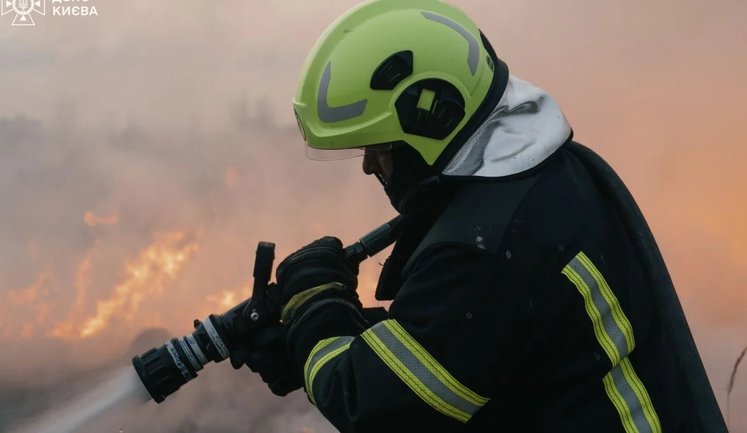 Ворог атакував Хмельниччину: двоє постраждалих, виникли пожежі на підприємствах та АЗС (оновлено)