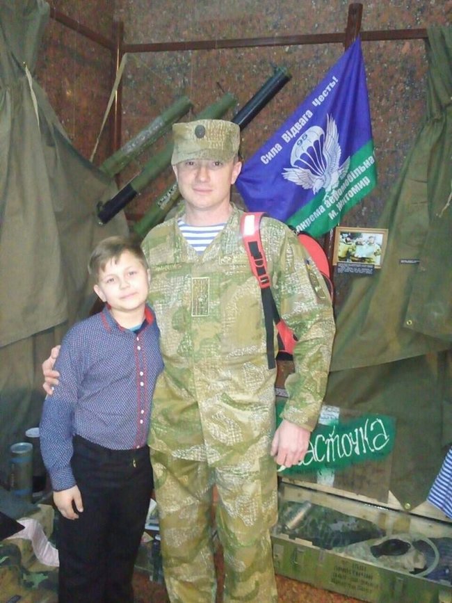 Боєць 13-го окремого десантно-штурмового батальйону Сергій Назаренко: В новому терміналі Донецького аеропорту ми знайшли багато делікатесів. А хліба не було. І чорна ікра на армійській галеті мала досить екстравагантний вигляд 06