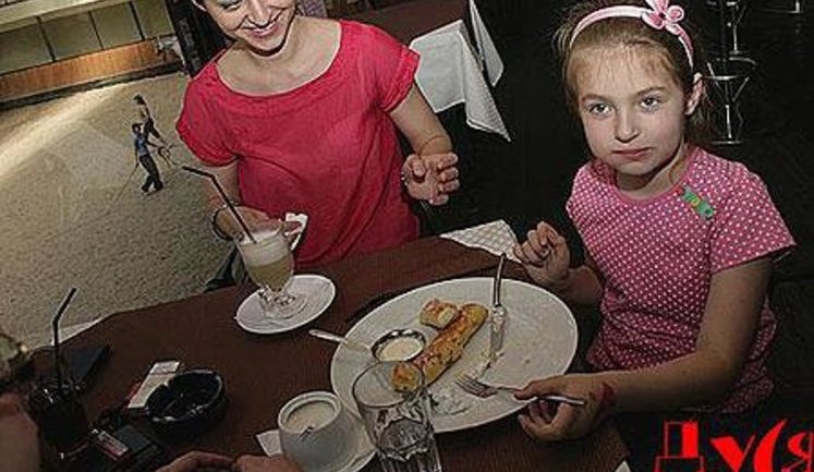 "Зачем Россия унижает нас? Зачем хочет забрать наши плодородные земли?" - 10-летняя дочь депутата Арьева выступила в школе. ФОТОрепортаж