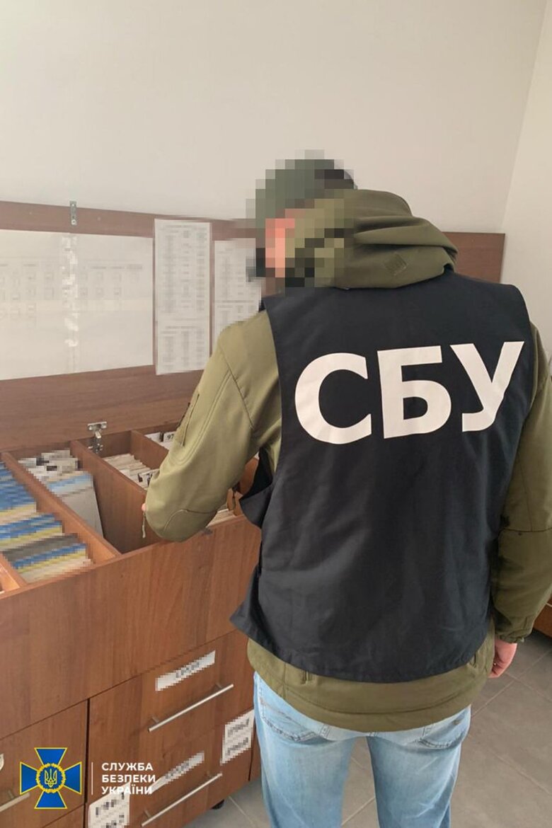 Затримано заступника воєнкома в Херсоні та голову ВЛК на Прикарпатті, які заробляли на ухилянтах, - СБУ 05
