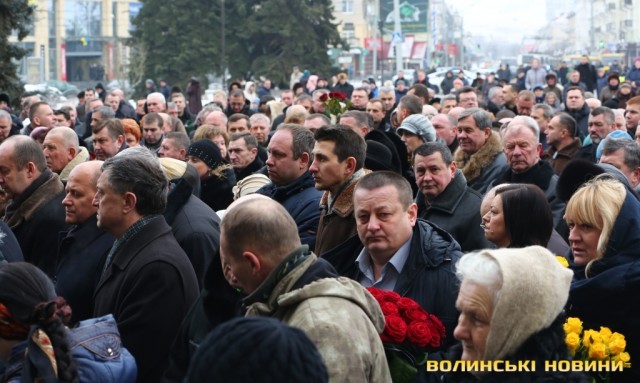 Сотні людей прийшли попрощатися з мером Луцька Романюком 14