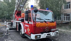 У Краматорську рятувальники опинилися під повторним ударом росіян: уламки пошкодили пожежну автодрабину. ФОТОрепортаж