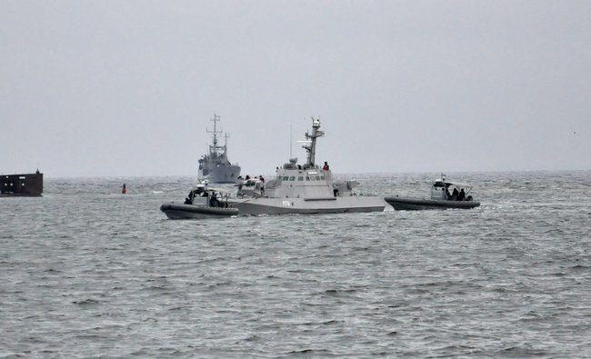Звільнені з російського полону кораблі ВМС прийшли в порт Очаків 01