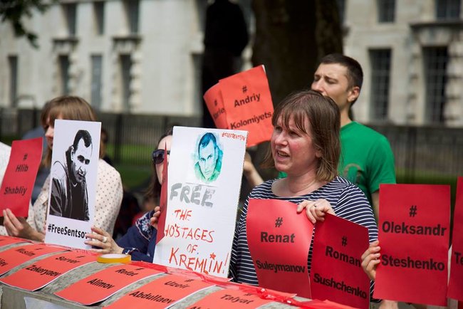 Велика Британія підтримує акцію #SaveOlegSentsov із закликом звільнити українських вязнів Кремля, - посольство 06