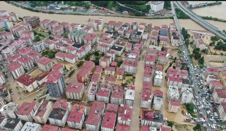 У Туреччині потужні зливи: затоплено селища, триває евакуація людей. ВIДЕО