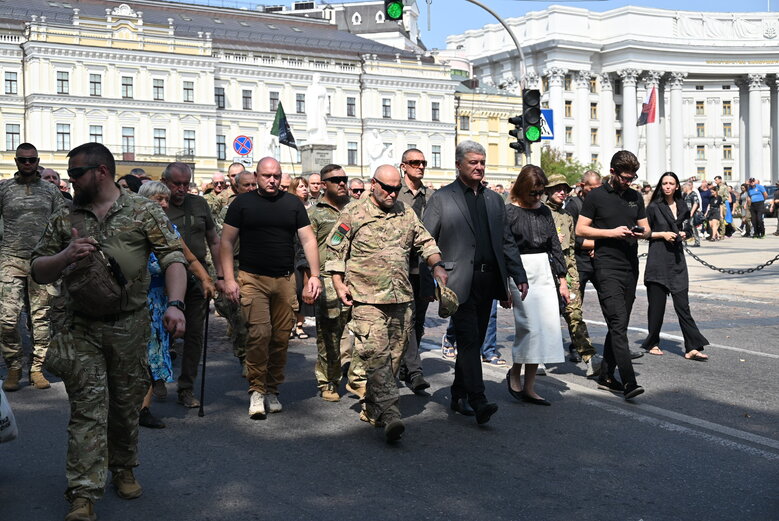 Із полковником, депутатом Київради від ЄС Сергієм Ільницьким (Сокіл), який загинув у бою проти рашистів у лавах піхоти 28 ОМБр, попрощалися в Києві 36