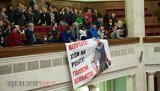 Из зала Рады вынесли плакаты оппозиционеров. ФОТО