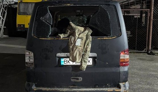 Близько 30 людей напали на військових ТЦК у Луцьку: двох побили, службове авто розтрощили. ВІДЕО+ФОТО