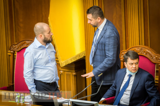 Черга до Шмигаля, Тищенко хвалиться відео зі своїм танцем, страшні ялинки Шахова та Ківа в обіймах Суркіса, - робота Ради 16 липня 35